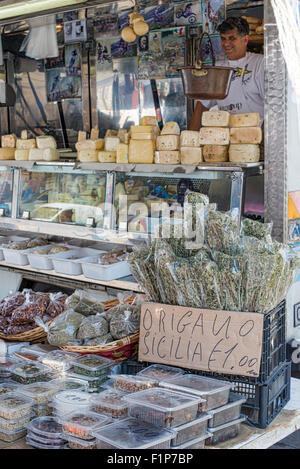 L'origan sauvage et du fromage de Sicile dans une échoppe de marché. (L'accent dans l'origan) une échoppe de marché à Syracuse. Italie Banque D'Images