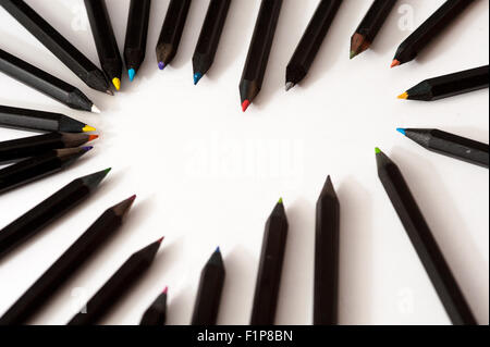 Crayons de couleur formant la forme d'un coeur Banque D'Images