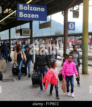 Les migrants de l'Érythrée est arrivé sur un train de la gare de Bolzano à Rome le 2 septembre. En 2015, Bolzano, Italie à changer de train pour continuer vers l'Allemagne. Des milliers de migrants se rendent en Allemagne via la Libye, de la Méditerranée, l'Italie et l'Autriche. Banque D'Images