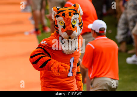 Mascotte Tigre Clemson en action au cours de la NCAA Football match entre Wofford Terriers et Clemson Tigers à Death Valley à Clemson, SC. David Grooms/CSM Banque D'Images