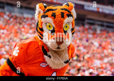 Mascotte Tigre Clemson en action au cours de la NCAA Football match entre Wofford Terriers et Clemson Tigers à Death Valley à Clemson, SC. David Grooms/CSM Banque D'Images