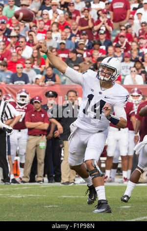 Philadelphie, Pennsylvanie, USA. 12Th Mar, 2015. Penn State Nittany Lions quarterback Christian Hackenberg (14) lance la balle au cours de la NCAA football match entre la Penn State Nittany Lions et le Temple Owls au Lincoln Financial Field à Philadelphie, Pennsylvanie. Credit : csm/Alamy Live News Banque D'Images