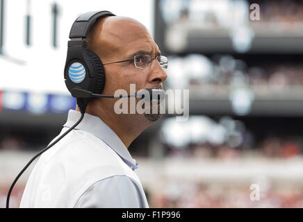 Philadelphie, Pennsylvanie, USA. 12Th Mar, 2015. Penn State Nittany Lions Head coach James Franklin regarde pendant la NCAA football match entre la Penn State Nittany Lions et le Temple Owls au Lincoln Financial Field à Philadelphie, Pennsylvanie. Credit : csm/Alamy Live News Banque D'Images