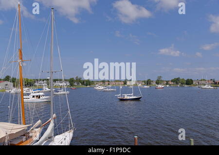 Les voiliers flottent à leurs amarres au Chesapeake Bay Maritime Museum à St. Michaels, MD. Banque D'Images