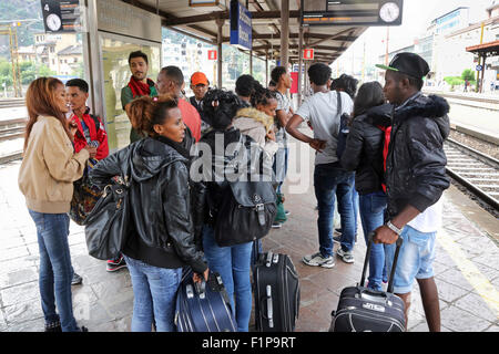 Les migrants de l'Érythrée est arrivé sur un train de la gare de Bolzano à Rome le 2 septembre. En 2015, Bolzano, Italie à changer de train pour continuer vers l'Allemagne. Des milliers de migrants se rendent en Allemagne via la Libye, de la Méditerranée, l'Italie et l'Autriche. Banque D'Images