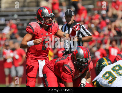 Piscataway, NJ, USA. 12Th Mar, 2015. Scarlet Knights Rutgers quarterback Chris Laviano (5) lit la défense nationale au cours d'un match de football de la NCAA à High Point Solutions Stadium à Piscataway, New Jersey Mike Langish/Cal Sport Media. Credit : csm/Alamy Live News Banque D'Images