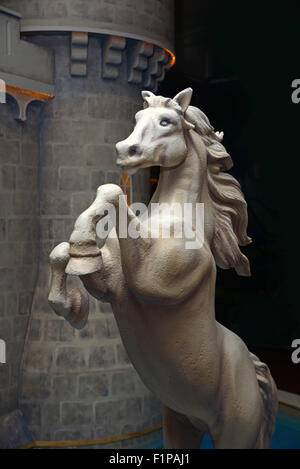 Statue d'un cheval d'élevage avant d'un mur de château Banque D'Images