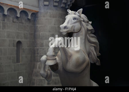 Statue d'un cheval d'élevage avant d'un mur de château Banque D'Images