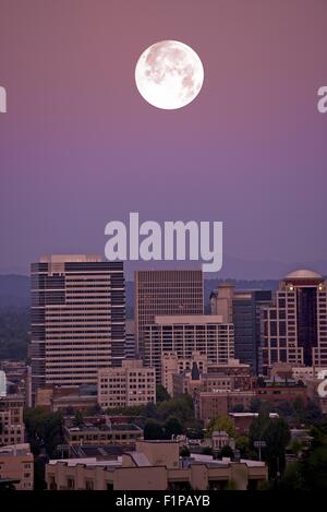 Pleine lune sur Portland, Oregon - Coucher de soleil Photo verticale. Collection de Photos de l'Oregon. Banque D'Images