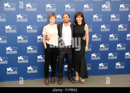 Venise, Italie. 5 Septembre, 2015. Juliette Binoche (R) avec Lou de Laage (L) avec le réalisateur Pietro Messina pose à un photocall pour le film le temps d'attente (L'attesa) lors de la 72e Festival annuel International du Film de Venise le 5 septembre, 2015 à Venise Crédit : Andrea Spinelli/Alamy Live News Banque D'Images