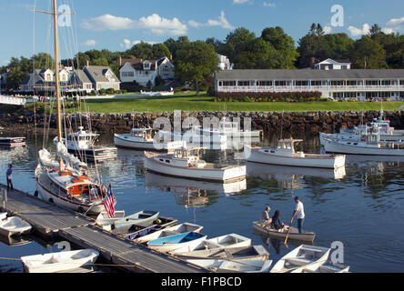 Bateaux dans le port de Perkins Cove à Ogunquit, dans le Maine. Banque D'Images