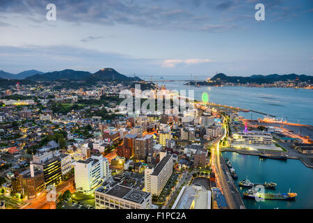 Shimonoseki, le Japon sur le détroit de Kanmon skyline. Banque D'Images