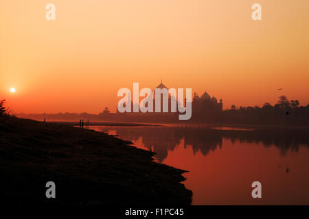 Un lever du soleil sur le Taj Mahal à Agra, Inde. Banque D'Images