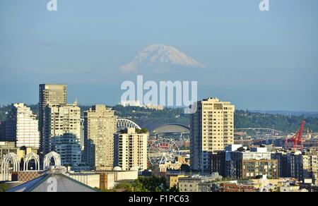 Mt Rainier et Seattle. Ville de Seattle - Mount Rainier domine l'horizon. L'État de Washington, USA. Collection de Photos des villes. Banque D'Images