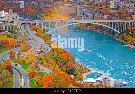 Pont en arc-en-ciel au-dessus de la rivière Niagara avec couleurs d'automne au Canada et du côté américain de la gorge. Banque D'Images