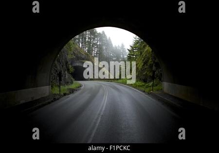 Les Tunnels de la montagne. Vue du tunnel sur une autre entrée du tunnel. Ouvert route de montagne. Olympic National Park, Washington State, USA Banque D'Images