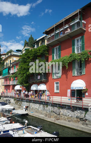 Vieille ville au bord du Lac de Côme Italie Lombardie Varenna Banque D'Images