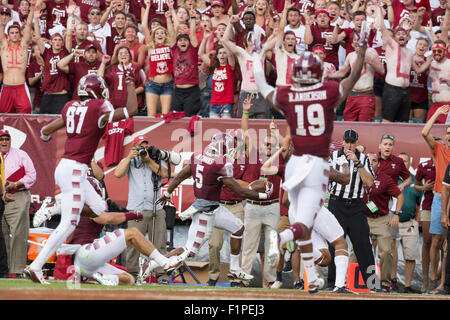 5 septembre 2015 : Temple Owls running back Jahad Thomas (5) exécute la balle dans pour un touché en tant que fans de l'équipe et réagir au cours de la NCAA football match entre la Penn State Nittany Lions et le Temple Owls au Lincoln Financial Field à Philadelphie, Pennsylvanie. Le Temple Owls a gagné 27-10. Christopher Szagola/CSM Banque D'Images