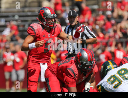 Piscataway, NJ, USA. 12Th Mar, 2015. Scarlet Knights Rutgers quarterback Chris Laviano (5) lit la défense nationale au cours d'un match de football de la NCAA à High Point Solutions Stadium à Piscataway, New Jersey Mike Langish/Cal Sport Media. Credit : csm/Alamy Live News Banque D'Images