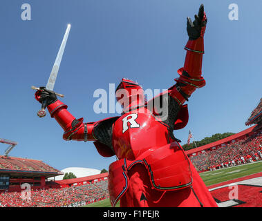 Piscataway, NJ, USA. 12Th Mar, 2015. Scarlet Knights Rutgers mascot interagit avec les fans lors d'un match de football de la NCAA à High Point Solutions Stadium à Piscataway, New Jersey Mike Langish/Cal Sport Media. Credit : csm/Alamy Live News Banque D'Images