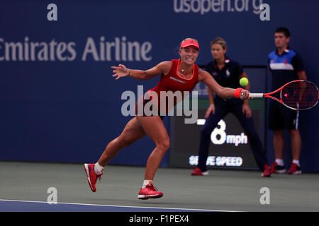 New York, USA. 5 Septembre, 2015. Angelique Kerber de l'Allemagne en action contre Victoria Azarenka au troisième tour à l'US Open à Flushing Meadows, New York le 5 septembre 2015. Azarenka remporte le match en trois sets. Crédit : Adam Stoltman/Alamy Live News Banque D'Images