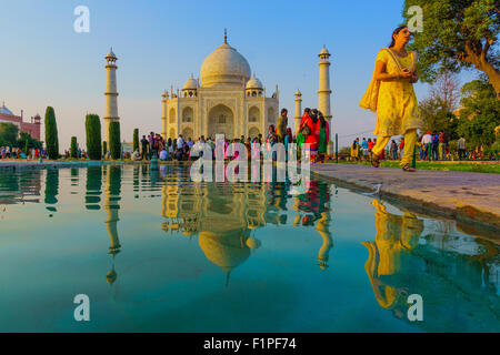 Les visiteurs de marcher le long de la piscine en face du Taj Mahal, le monument du patrimoine mondial. Banque D'Images