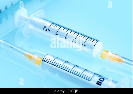 Deux des seringues en plastique au médecin 24. Santé et beauté Photo Collection. Banque D'Images