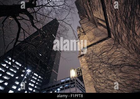 Vue de dessus - Chicago après la tombée de la nuit. Hancock Tower, Chicago, Illinois, États-Unis Banque D'Images