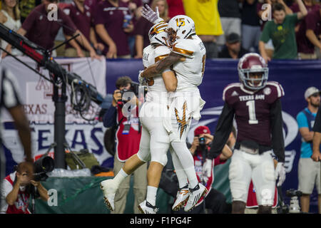 Houston, TX, USA. 12Th Mar, 2015. Arizona State Sun Devils tight end Kody Kohl (83) célèbre son touchdown catch avec Arizona State Sun Devils wide receiver Devin Lucien (15) au cours du 1er semestre d'un NCAA football match entre le Texas A&M Aggies et l'Arizona State Sun Devils à NRG Stadium à Houston, TX. Trask Smith/CSM/Alamy Live News Banque D'Images