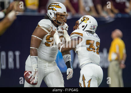Houston, TX, USA. 12Th Mar, 2015. Arizona State Sun Devils de ligne défensive Demetrius Cherry (94) est félicité d'un fumble récupérer par Arizona State Sun Devils linebacker Antonio Longino (32) au cours du 1er semestre d'un NCAA football match entre le Texas A&M Aggies et l'Arizona State Sun Devils à NRG Stadium à Houston, TX. Trask Smith/CSM/Alamy Live News Banque D'Images