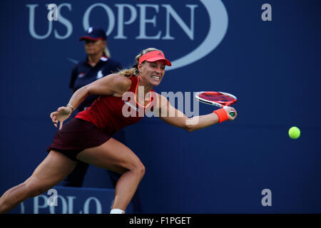 New York, USA. 5 Septembre, 2015. Angelique Kerber de l'Allemagne en action contre Victoria Azarenka au troisième tour à l'US Open à Flushing Meadows, New York le 5 septembre 2015. Azarenka remporte le match en trois sets. Crédit : Adam Stoltman/Alamy Live News Banque D'Images