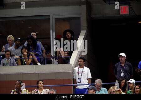 New York, USA. 5 Septembre, 2015. La chanteuse Kelly Rowland watches Serena Williams Bethanie Mattek-Sands au match contre l'US Open à Flushing Meadows, New York le 4 septembre 2015. Crédit : Adam Stoltman/Alamy Live News Banque D'Images