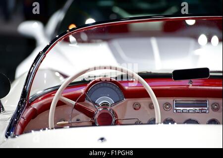 Convertible Oldtimer Dash - Cool American 50s Oldtimer - Tableau de bord volant. Intérieur Rouge-blanc. Banque D'Images