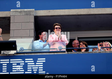 New York, USA. 5 Septembre, 2015. Billie Jean King profite d'un moment avec la foule pendant le match entre Victoria Azarenka et Angelique Kerber de l'Allemagne dans le troisième tour à l'US Open à Flushing Meadows, New York le 5 septembre 2015. Crédit : Adam Stoltman/Alamy Live News Banque D'Images