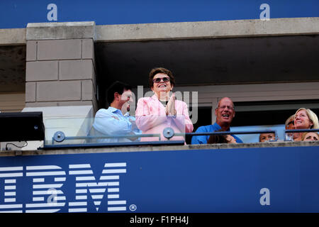 New York, USA. 5 Septembre, 2015. Billie Jean King profite d'un moment avec la foule pendant le match entre Victoria Azarenka et Angelique Kerber de l'Allemagne dans le troisième tour à l'US Open à Flushing Meadows, New York le 5 septembre 2015. Crédit : Adam Stoltman/Alamy Live News Banque D'Images