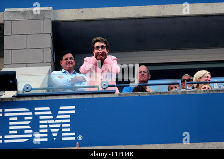 New York, USA. 5 Septembre, 2015. Billie Jean King profite d'un moment avec la foule pendant le match entre Victoria Azarenka et Angelique Kerber de l'Allemagne dans le troisième tour à l'US Open à Flushing Meadows, New York le 5 septembre 2015. Crédit : Adam Stoltman/Alamy Live News Banque D'Images