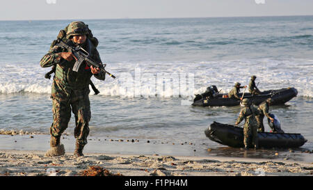 Marines avec Zodiac, Bataillon d'infanterie de marine tempête Forces mexicaines le rivage près de San Onofre beach au cours de débarquement amphibie de la formation dans le cadre de l'aube au Blitz Marine Corps Base Camp Pendleton, le 5 septembre 2015 à San Deigo, en Californie. L'exercice : le Japon, le Mexique et la Nouvelle-Zélande pour renforcer les opérations interarmées, les opérations amphibies. Banque D'Images