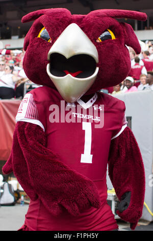 5 septembre 2015 : Temple Owls mascot Hooter en action au cours de la NCAA football match entre la Penn State Nittany Lions et le Temple Owls au Lincoln Financial Field à Philadelphie, Pennsylvanie. Le Temple Owls a gagné 27-10. Christopher Szagola/CSM Banque D'Images