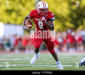 Fairfield, CT, USA. 12Th Mar, 2015. Sacré-Cœur : Imeokparia Ose running back (8) exécute la balle contre Saint Anselme au cours du 1er semestre de NCAA football FC action au Sacré-Cœur du Campus de l'Université de Fairfield, Connecticut) Champ Sacré-Cœur gagné 43-19. Gary McCullough/CSM/Alamy Live News Banque D'Images