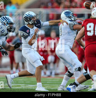 Fairfield, CT, USA. 12Th Mar, 2015.  : Saint Anselme quarterback Yianni Sánchez (14) lance une passe contre Sacré-Cœur lors de la 1ère moitié de NCAA football FC action au Sacré-Cœur du Campus de l'Université de Fairfield, Connecticut) Champ Sacré-Cœur gagné 43-19. Gary McCullough/CSM/Alamy Live News Banque D'Images