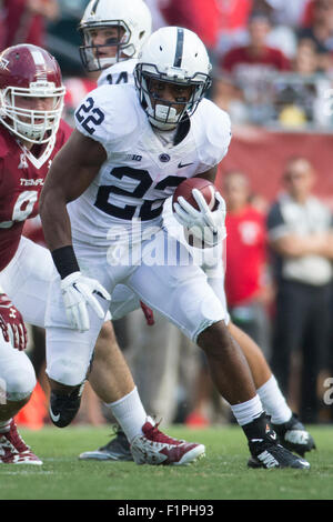 5 septembre 2015 : Penn State Nittany Lions Akeel Lynch running back (22) s'exécute avec le ballon lors de la NCAA football match entre la Penn State Nittany Lions et le Temple Owls au Lincoln Financial Field à Philadelphie, Pennsylvanie. Le Temple Owls a gagné 27-10. Christopher Szagola/CSM Banque D'Images