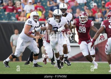 5 septembre 2015 : Penn State Nittany Lions Akeel Lynch running back (22) s'exécute avec le ballon lors de la NCAA football match entre la Penn State Nittany Lions et le Temple Owls au Lincoln Financial Field à Philadelphie, Pennsylvanie. Le Temple Owls a gagné 27-10. Christopher Szagola/CSM Banque D'Images