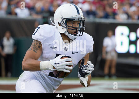 5 septembre 2015 : Penn State Nittany Lions Koa linebacker Farmer (7) retourne le coup de pied au cours de la NCAA football match entre la Penn State Nittany Lions et le Temple Owls au Lincoln Financial Field à Philadelphie, Pennsylvanie. Le Temple Owls a gagné 27-10. Christopher Szagola/CSM Banque D'Images