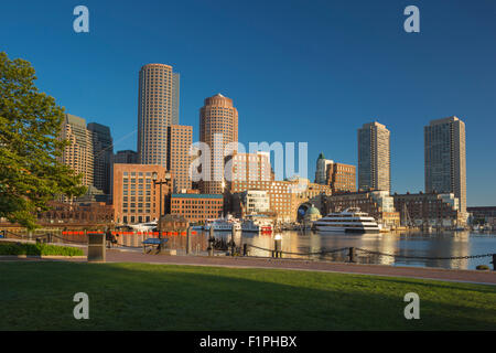 Loisirs HARBORWALK Rowes Wharf Pier DU VENTILATEUR SUR LE CENTRE-VILLE PORT INTÉRIEUR DE SOUTH BOSTON MASSACHUSETTS USA Banque D'Images