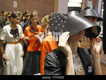 Kiev, Ukraine. 12Th Mar, 2015. Préparer des modèles pendant la backstage Mercedes-Benz Fashion Days Kiev à Kiev, Ukraine, 05 septembre 2015. L'événement présente des collections Printemps/été 2016 par l'Ukrainien et designers internationaux du 3 au 6 septembre. Crédit : Serg Glovny/ZUMA/Alamy Fil Live News Banque D'Images