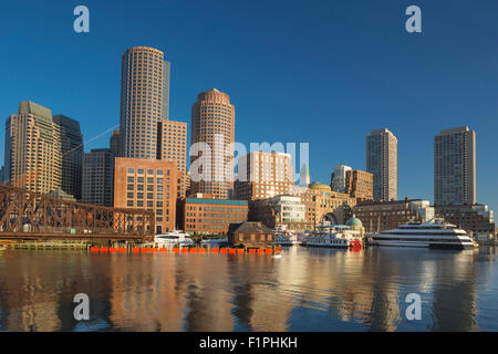 Loisirs HARBORWALK Rowes Wharf Pier DU VENTILATEUR SUR LE CENTRE-VILLE PORT INTÉRIEUR DE SOUTH BOSTON MASSACHUSETTS USA Banque D'Images