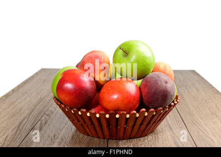 Les nectarines, les pommes et les pêches dans panier isolated over white Banque D'Images