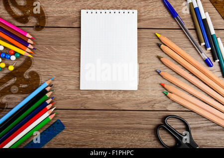 Les fournitures scolaires sur fond de bois Banque D'Images