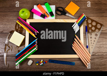 Les fournitures scolaires sur fond de bois Banque D'Images