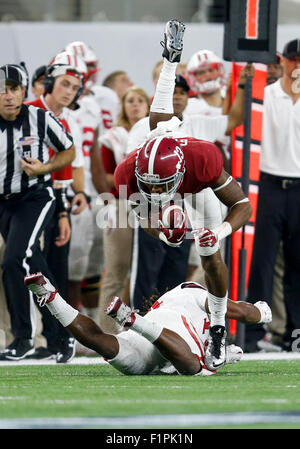 5 septembre 2015 : Alabama Crimson Tide wide receiver ArDarius Stewart (13) est abordé par le Wisconsin Badgers coffre d'Cota Dixon (14) au cours de l'avocat Classic match de football entre les blaireaux du Wisconsin et l'Alabama Crimson Tide chez AT&T Stadium à Arlington, TX ; Tim Warner/CSM. Banque D'Images